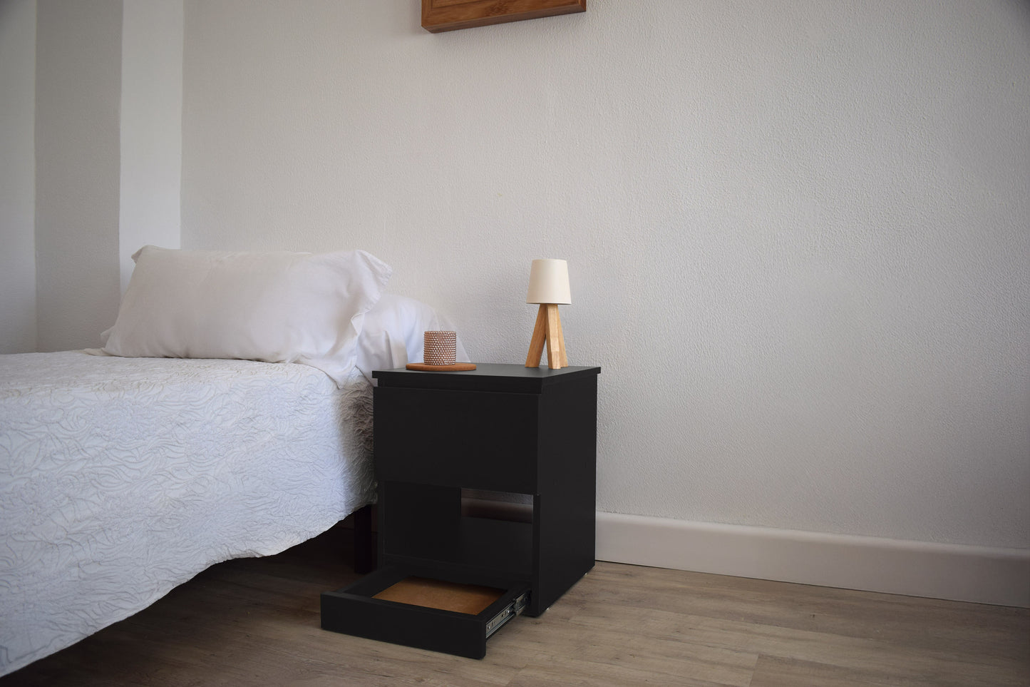 Mueble auxiliar Beetle Wood con compartimento secreto integrado y apariencia convencional con compartimento oculto bajero abierto