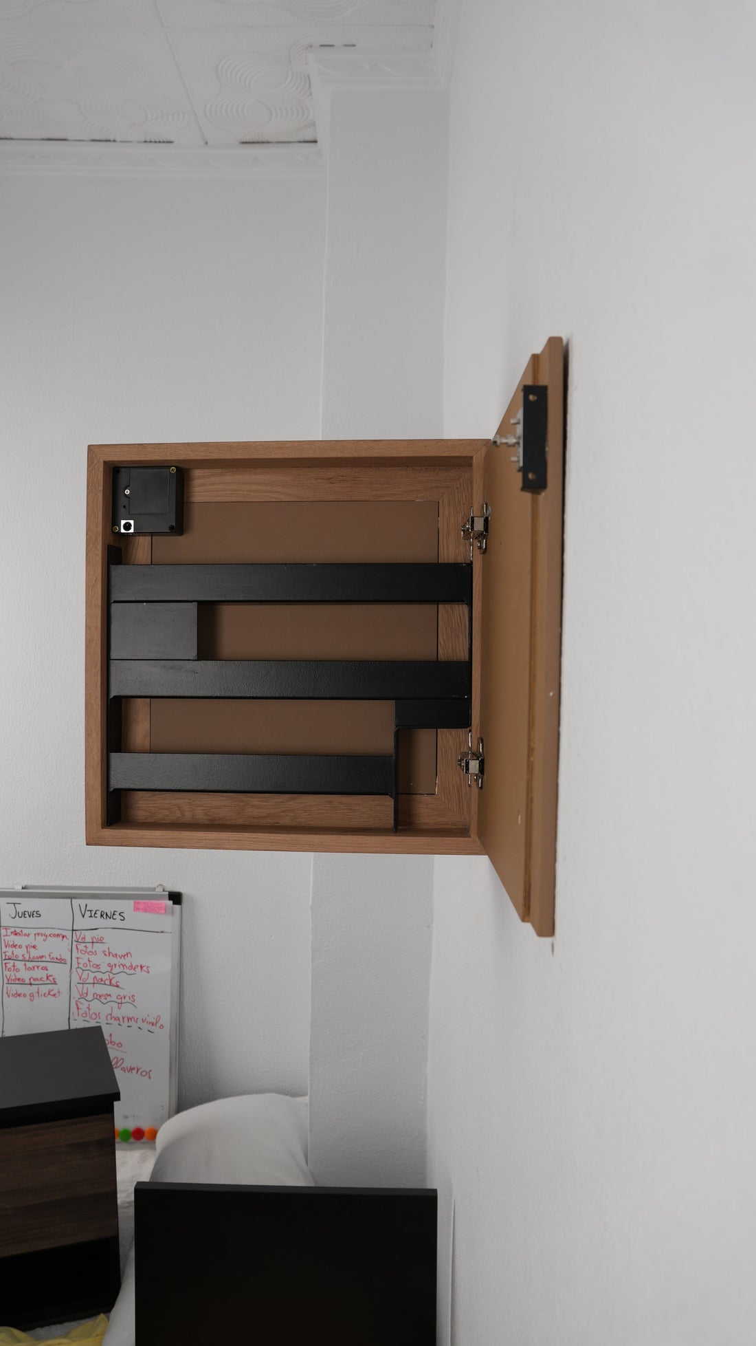Mueble madera noble con compartimento secreto — Beetle Wood