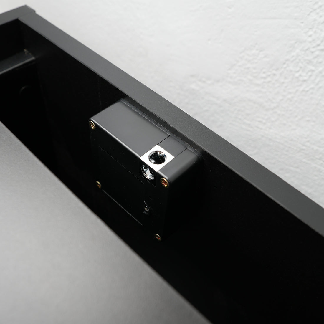 Cerradura RFID en mueble compartimento secreto — Beetle Wood
