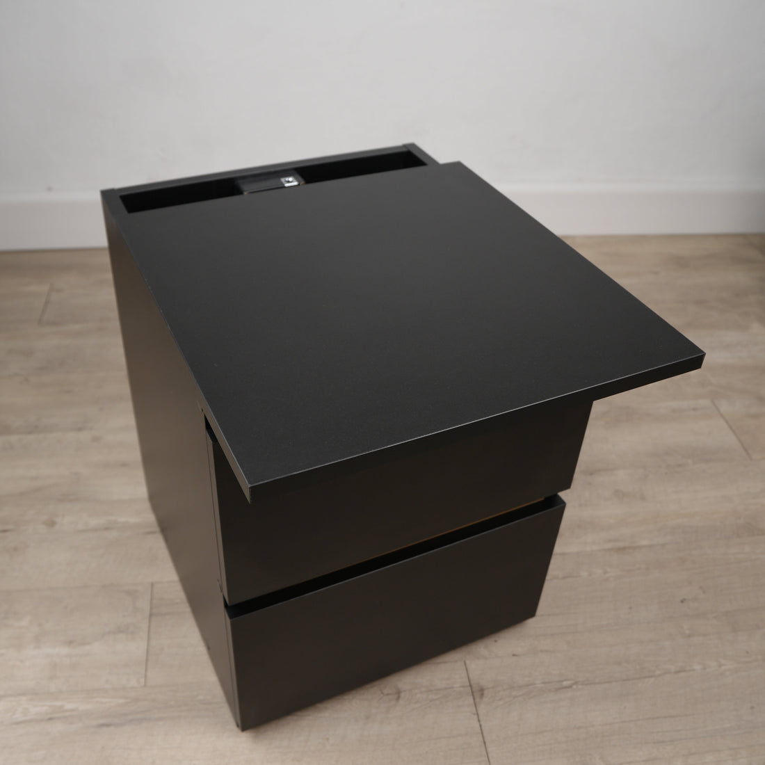 Mobile scomparto segreto nero e pino — Beetle Wood
