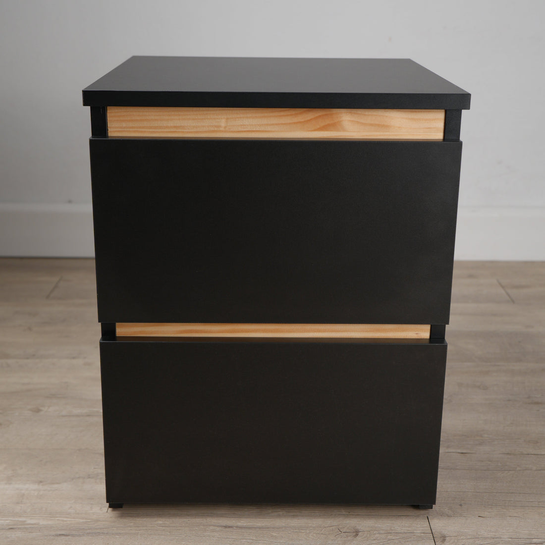 Mueble con compartimento secreto negro y roble — Beetle Wood