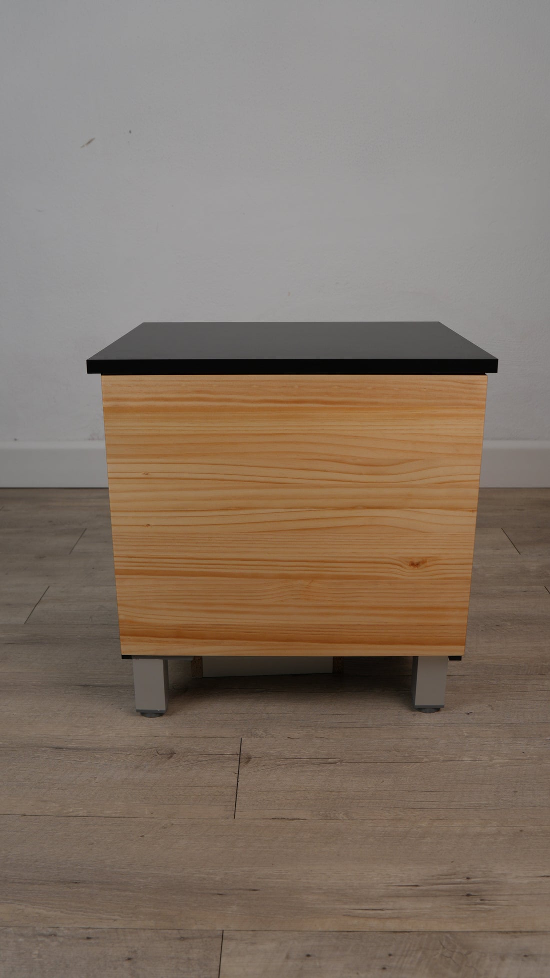 Mesita con compartimento oculto para guardar objetos de valor — Beetle Wood