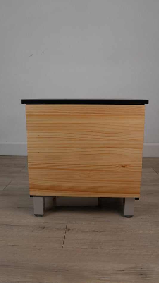 Comodino con vano segreto RFID in legno nero — Beetle Wood