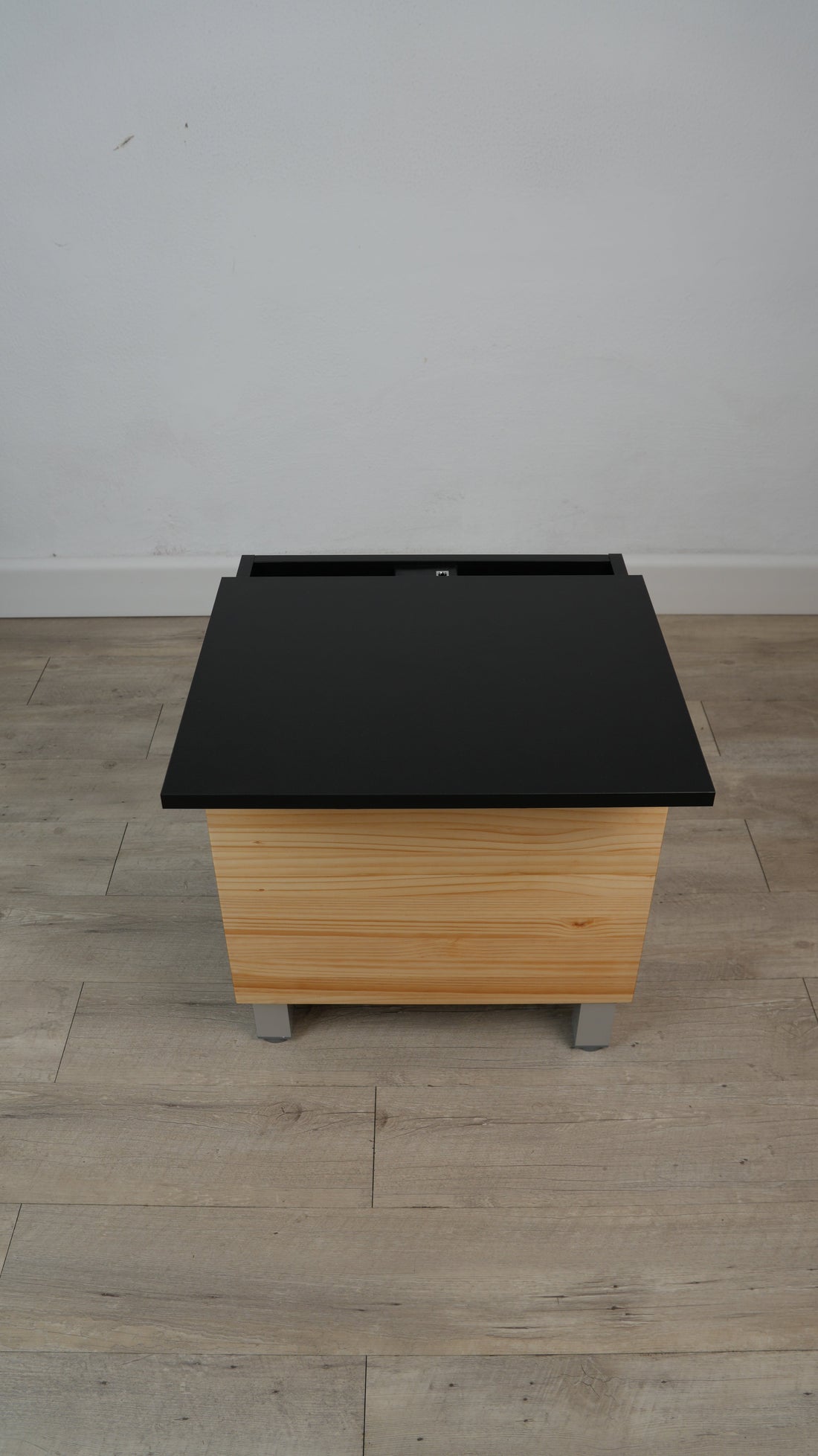 Comodino con vano segreto per gioielli — Beetle Wood