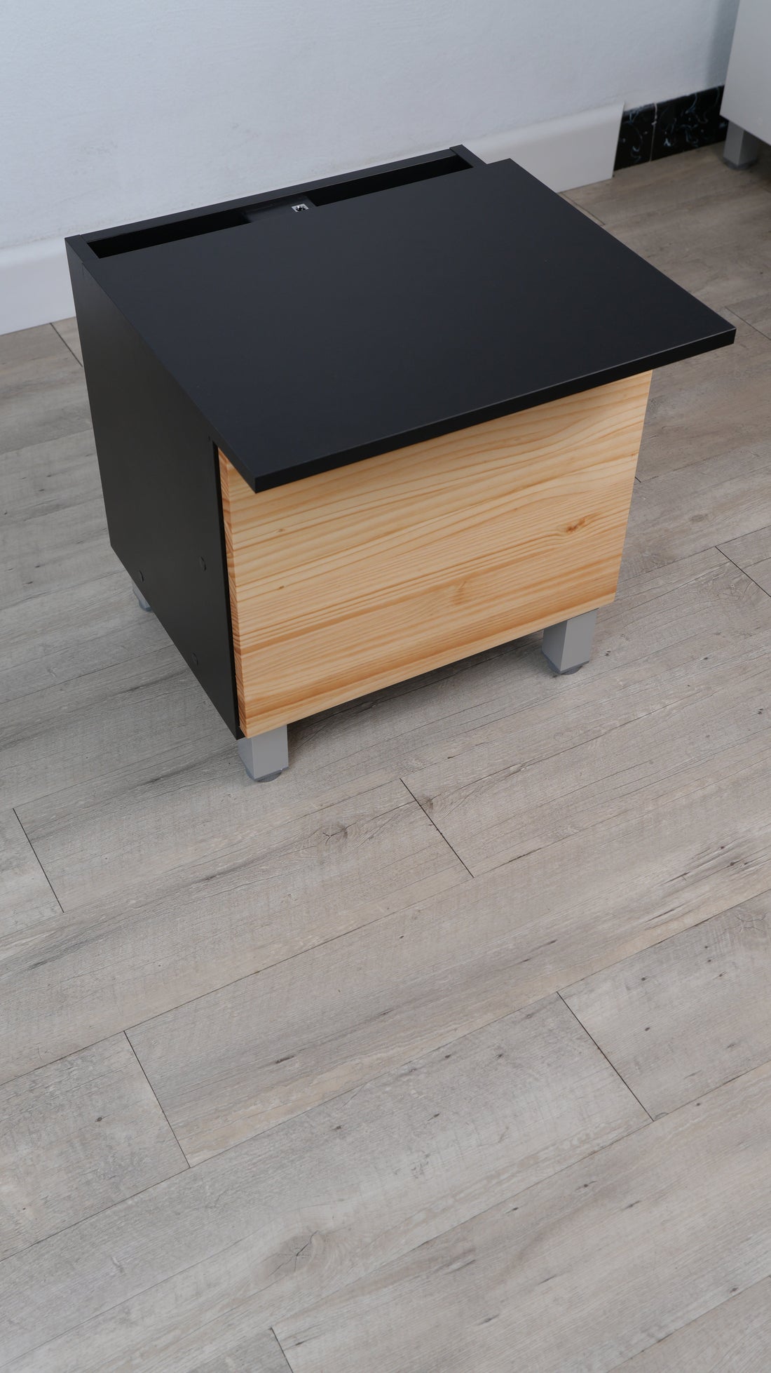 Table de nuit avec tiroir secret pour bijoux — Beetle Wood