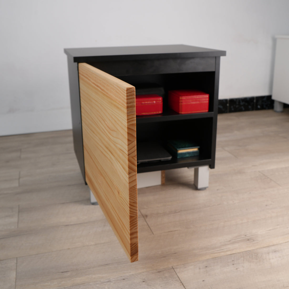 Nachttisch mit Geheimfach im Schlafzimmer — Beetle Wood