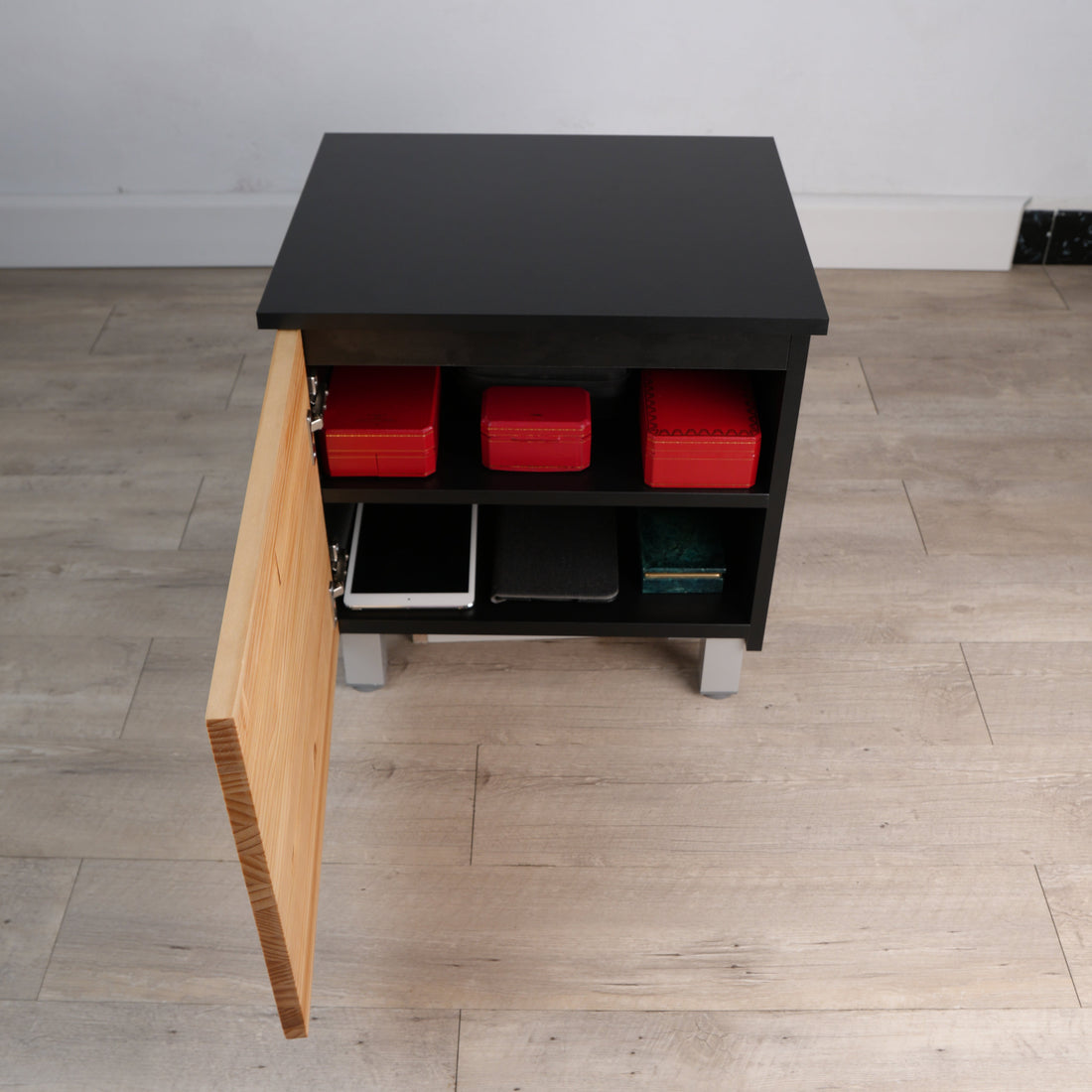 Nachttisch mit Geheimfach für Schmuck — Beetle Wood