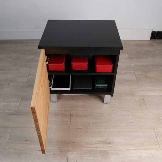 Nachttisch mit Geheimfach für Schmuck — Beetle Wood