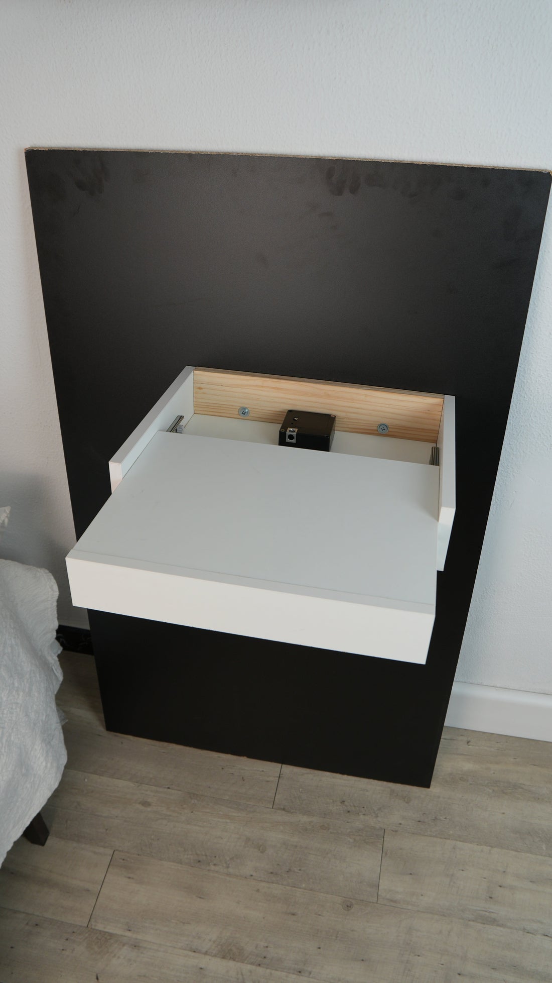 Schwebendes Regal mit integriertem Geheimfach — Beetle Wood