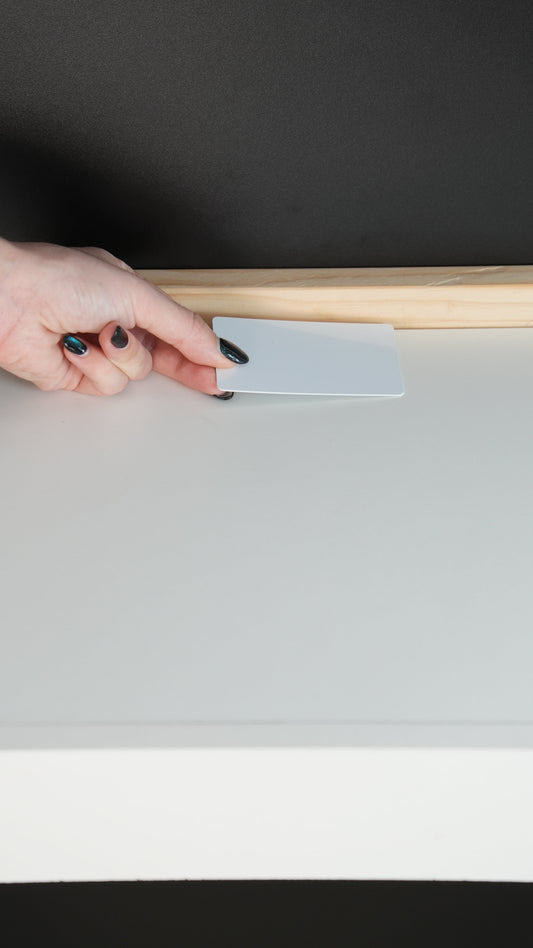 Étagère minimaliste avec compartiment caché — Beetle Wood