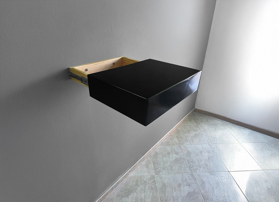Étagère murale noire Beetle Wood avec compartiment secret, tiroir caché ouvert, accrochée au mur d'un salon