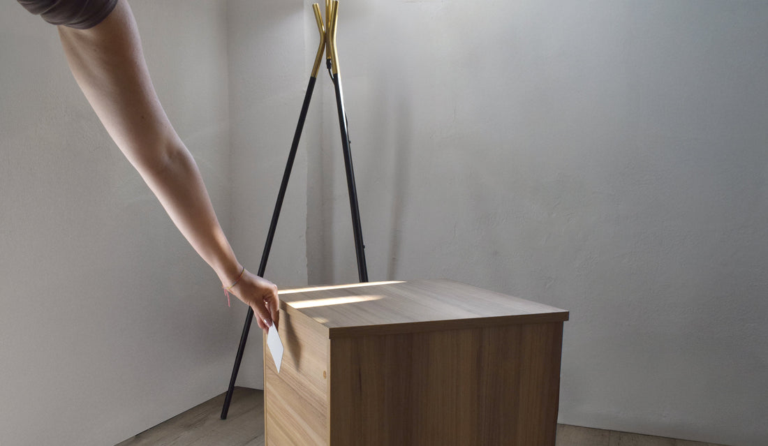 Möbel mit Geheimfach für wichtige Dokumente — Beetle Wood