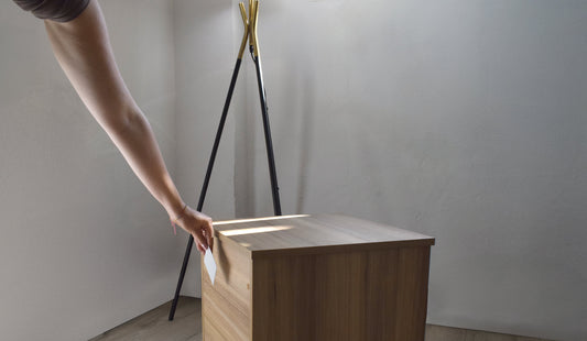 Möbel mit Geheimfach für wichtige Dokumente — Beetle Wood