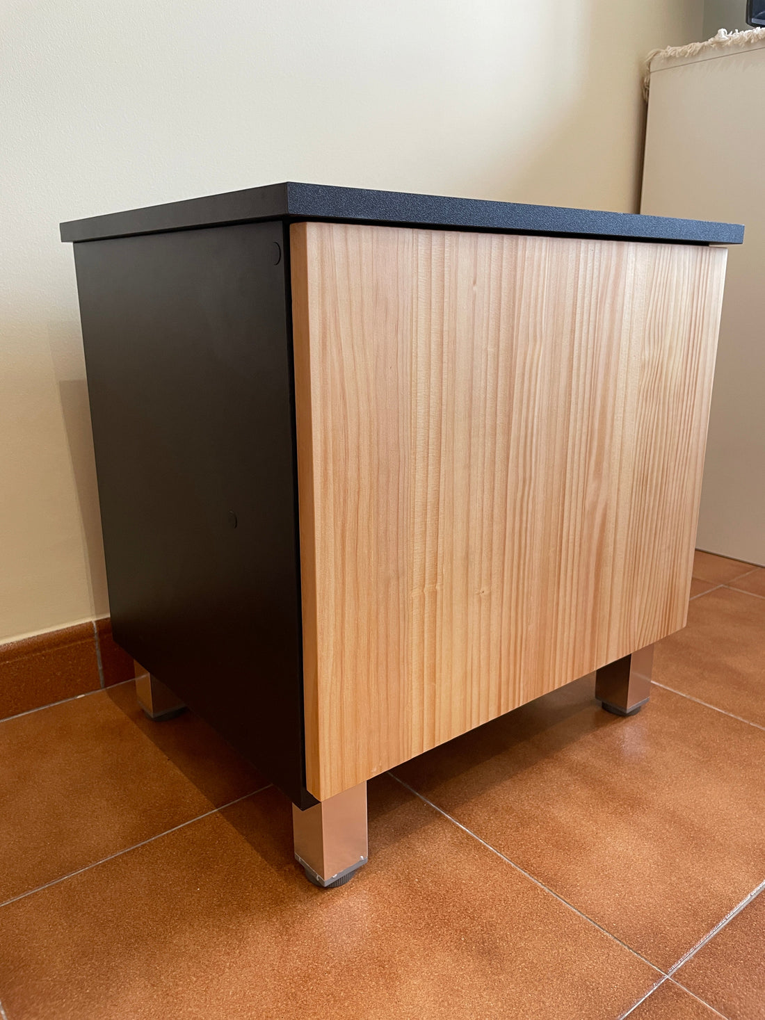 Mesa de cabeceira com compartimento secreto — Beetle Wood