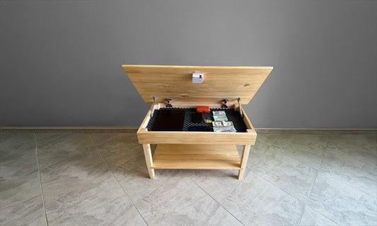 Salontafel met geheim vak van Beetle Wood® in een woonkamer, de TERO van massief grenen