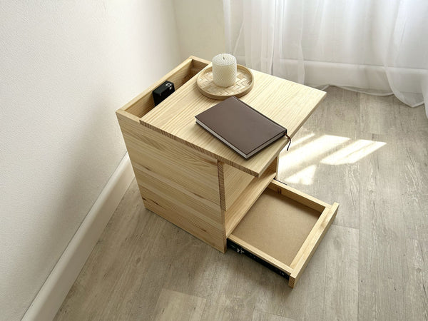 Nachtkastje van naturel grenen van Beetle Wood® met geopende lade en notitieboekje, een origineel cadeau voor in huis