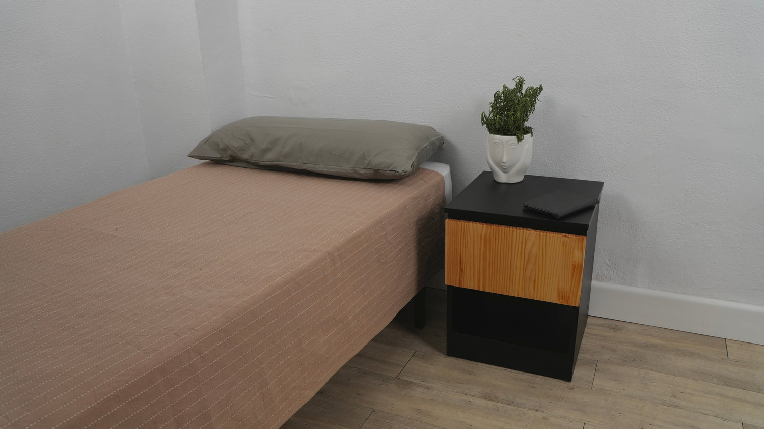 Muebles pequeños con compartimento secreto oculto y diseño discreto de Beetle Wood
