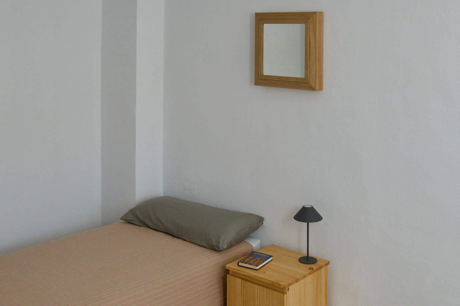 Muebles especiales con compartimento secreto oculto integrados en el hogar por Beetle Wood