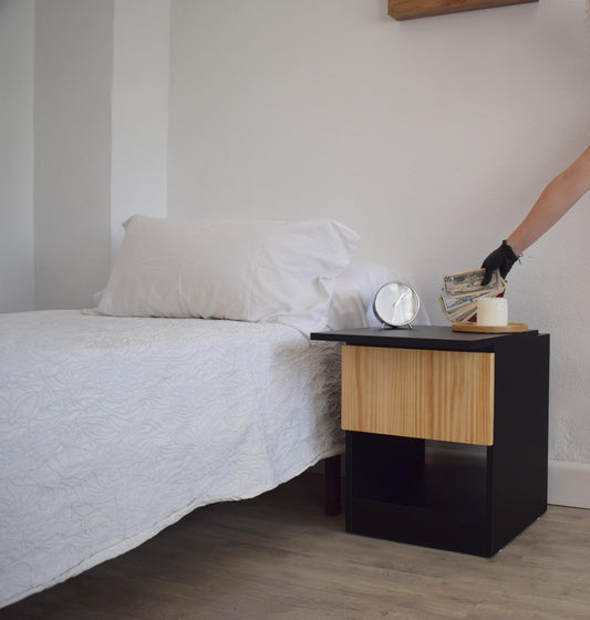 Mueble auxiliar Beetle Wood con compartimento secreto integrado y apariencia convencional y con frontal de cajon en pino macizo y mano escondiendo dinero en hueco camuflado