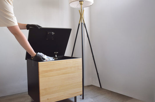 Interior de mueble con compartimento secreto oculto Beetle Wood para almacenamiento seguro introduciendo dinero en compartimento secreto con mano cerradura electronica visible