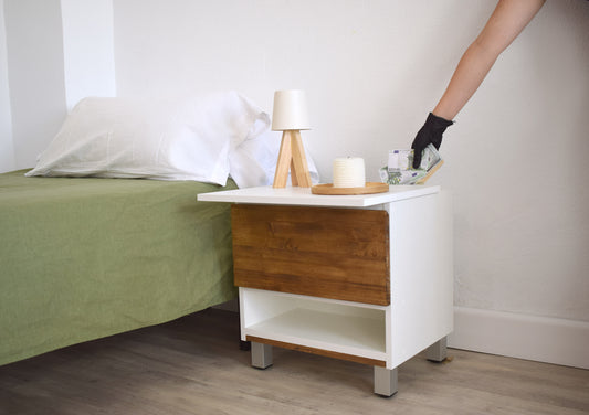 Vista lateral de mueble con compartimento oculto Beetle Wood de diseño limpio y discreto mano con dinero guardandolo en compartimento secreto
