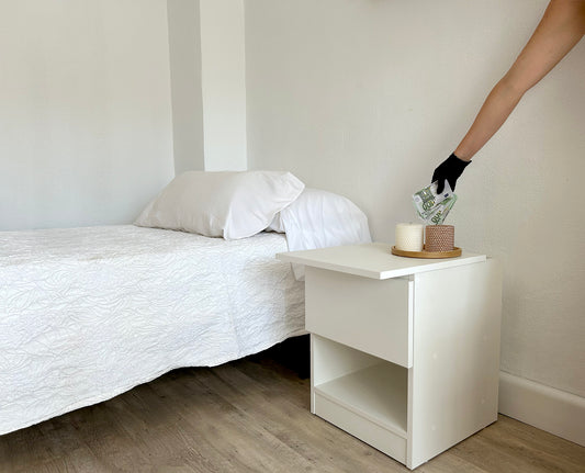 Mesita de noche blanca Beetle Wood con compartimento secreto integrado y apariencia convencional con tapa abierta del hueco camuflado y guardando dinero en billetes de euro y velas de decoracion