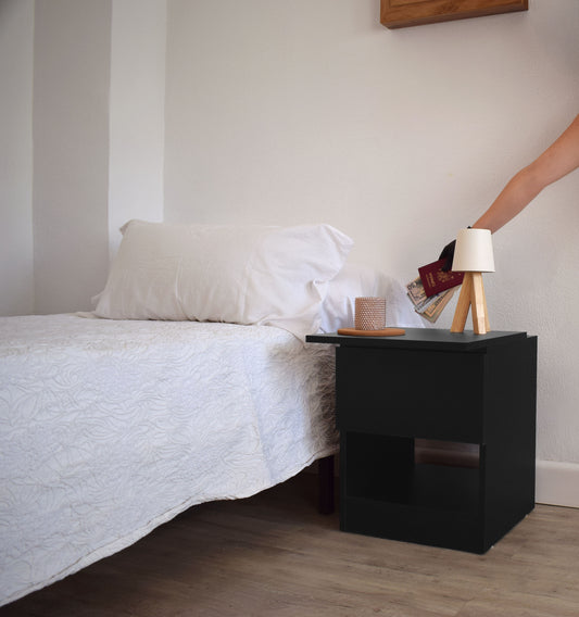 vista frontal de mueble de ocultacion con compartimento secreto camuflado Beetle Wood para almacenamiento seguro introduciendo dinero en compartimento con doble fondo y pasaporte vela encima de la mesita
