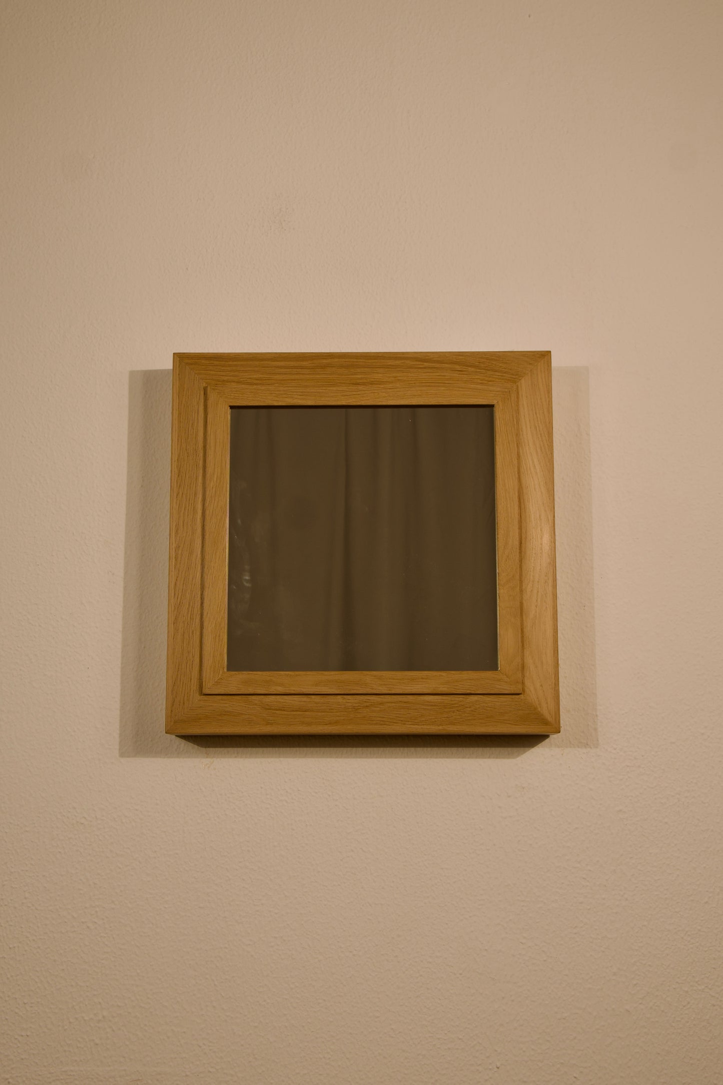 Espejo auxiliar de roble macizo Beetle Wood con sistema de ocultación integrado y apariencia convencional
