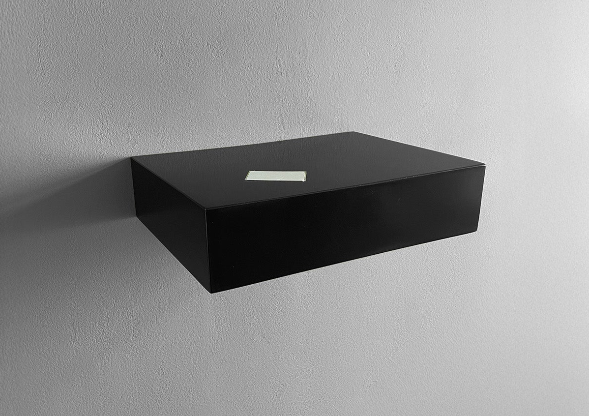 Estante flotante negro con compartimento secreto y cerradura NFC Beetle Wood — vista fondo blanco