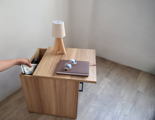 Mueble con doble fondo oculto Beetle Wood diseñado para guardar objetos de valor introduciendo dinero en compartimento camuflado encima del mueble libro y gafas de lectura