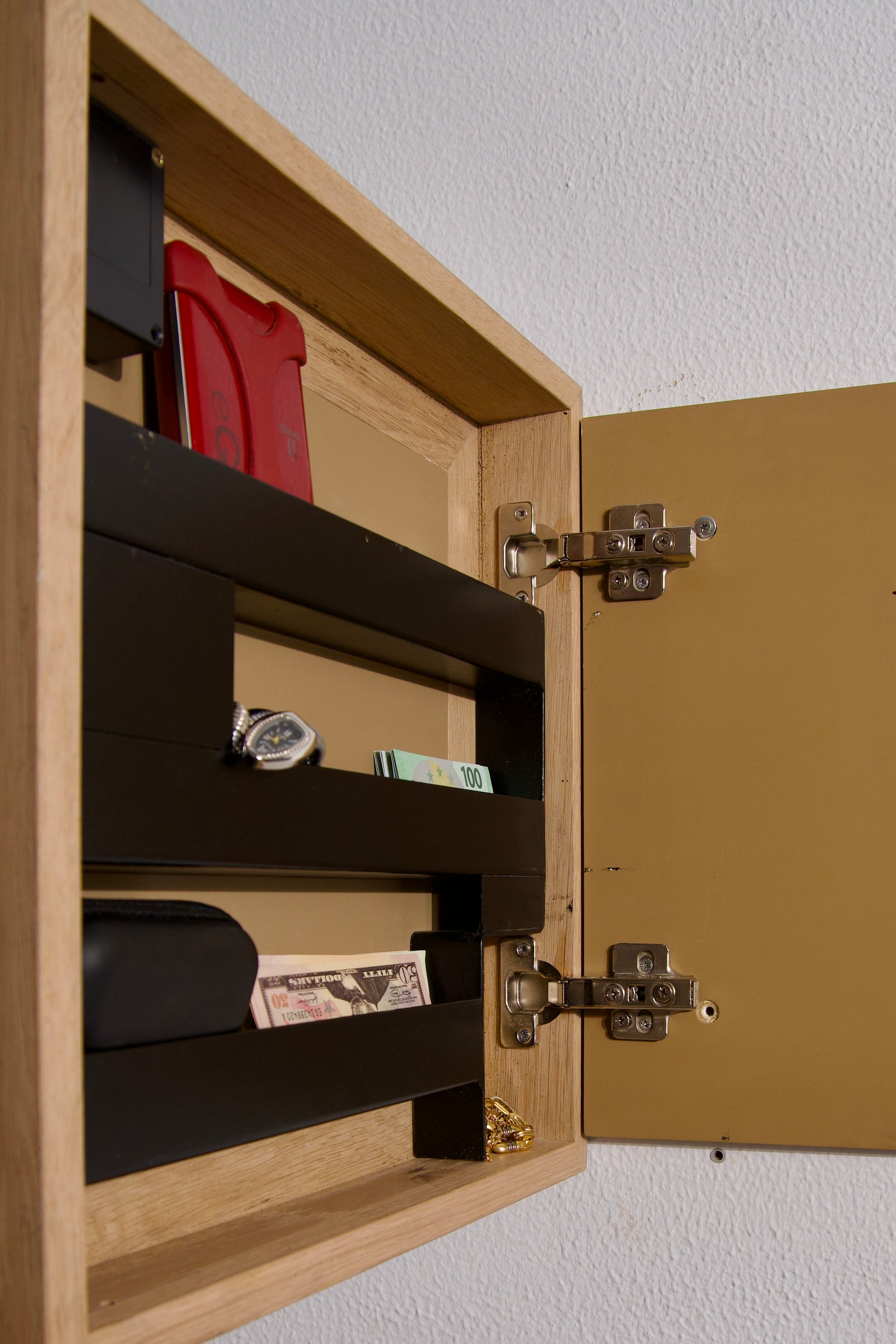 Espejo auxiliar de roble macizo Beetle Wood con sistema de ocultación integrado y apariencia convencional compartimento abierto mostrando dinero joyas y disco de crypto
