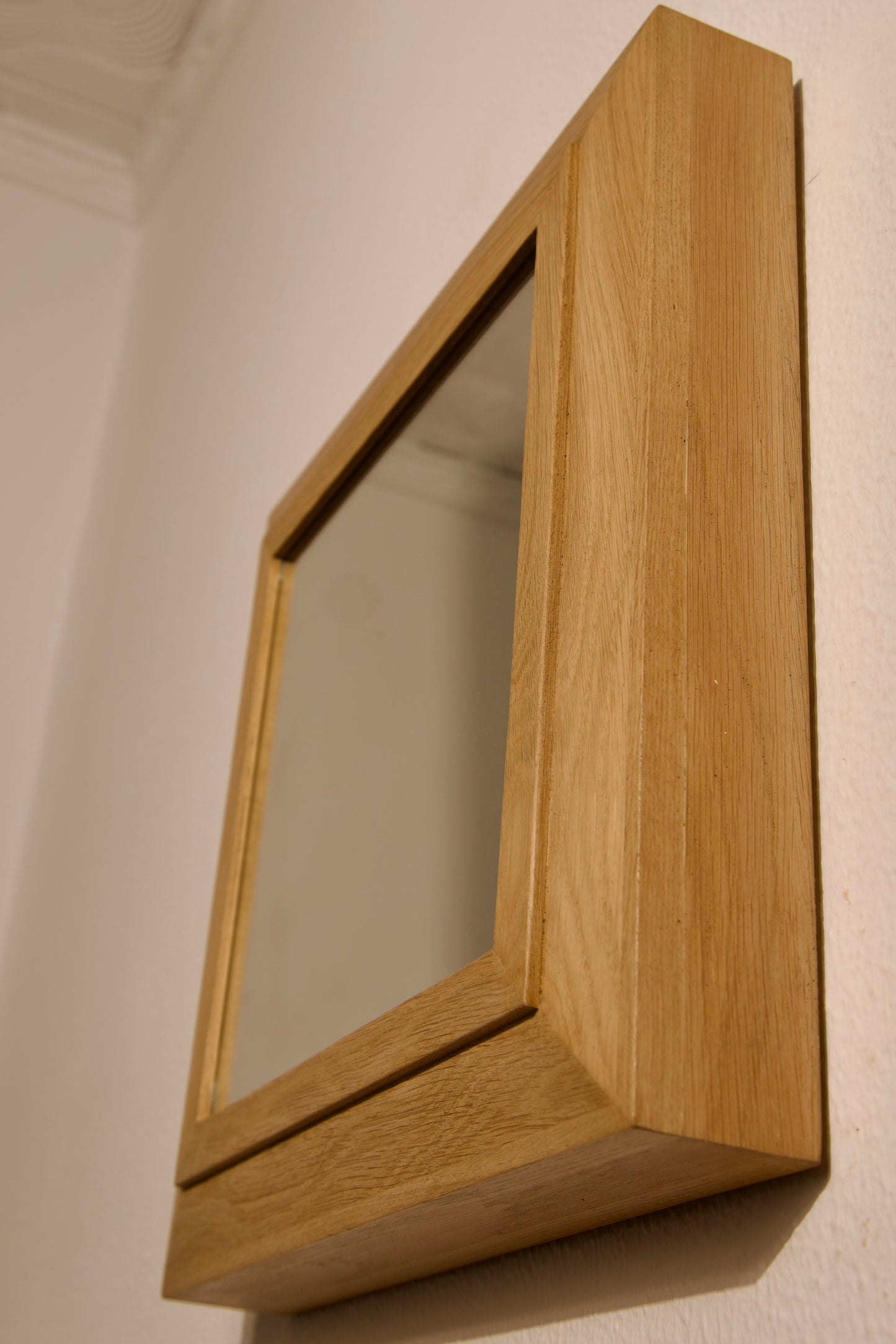 Espejo auxiliar de roble macizo Beetle Wood con sistema de ocultación integrado y apariencia convencional colgado en pared