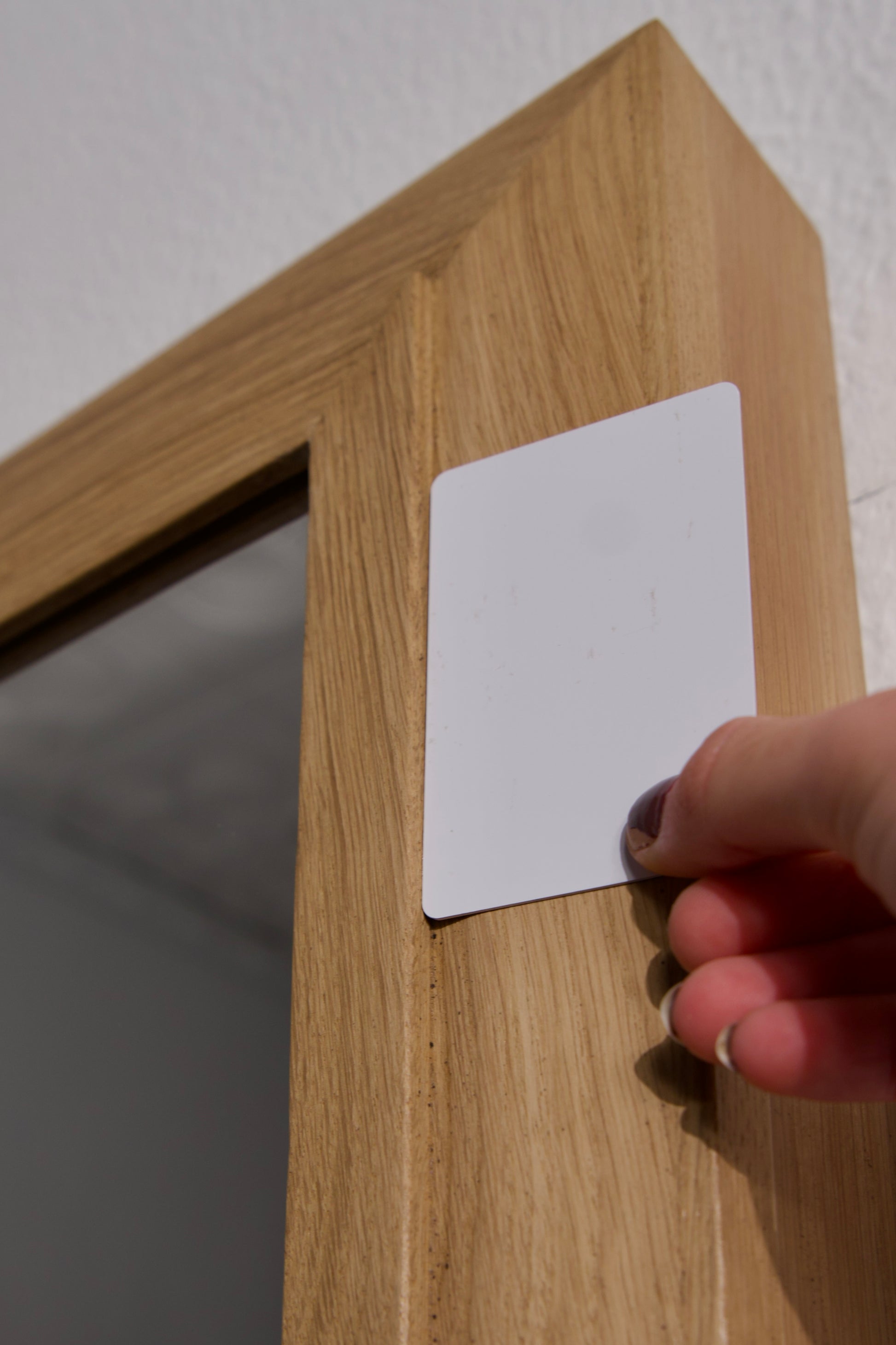 Espejo auxiliar de roble macizo Beetle Wood con sistema de ocultación integrado y apariencia convencional con tarjeta rfid aproximada a contacto de apertura
