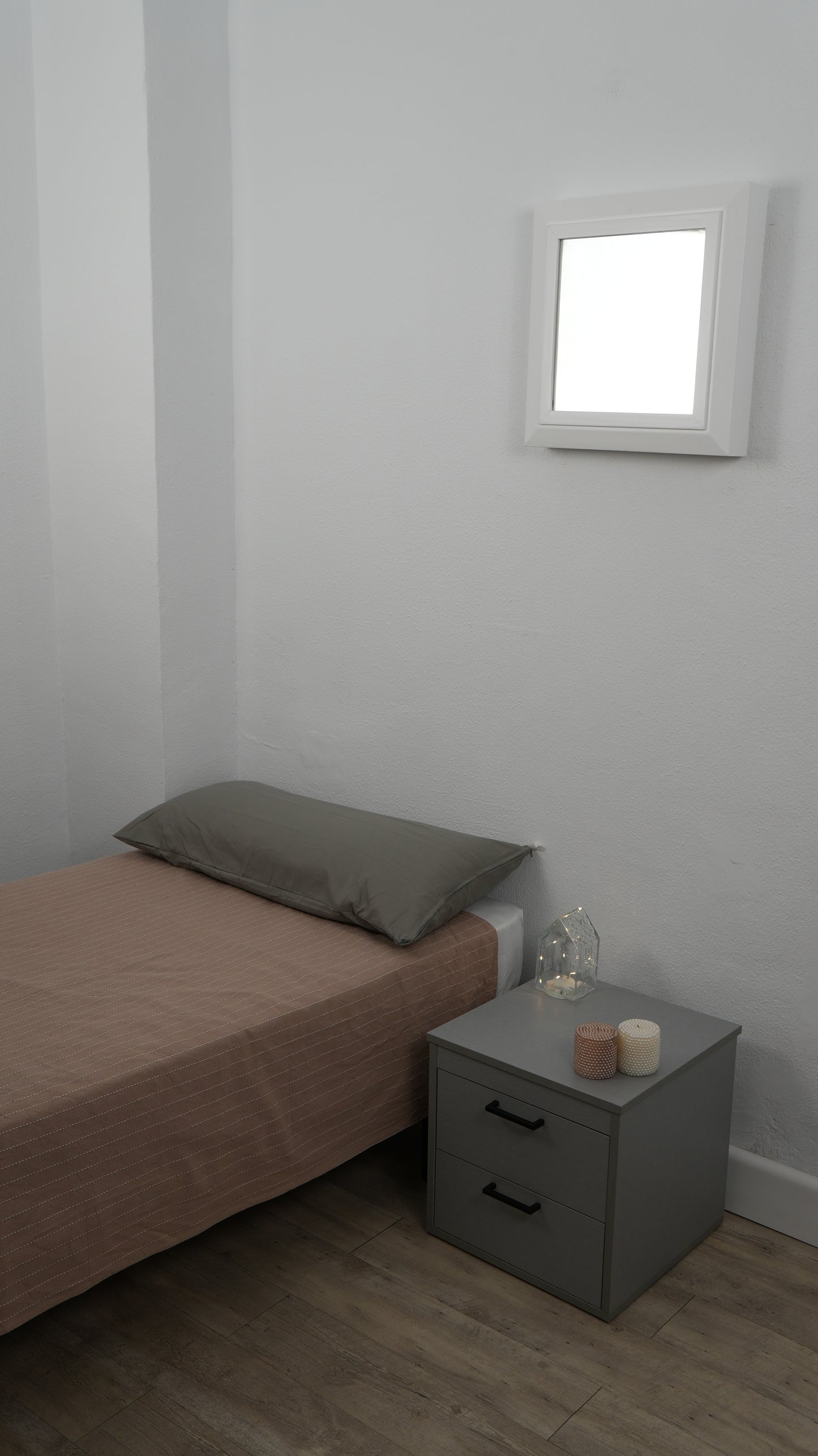 mueble con compartimento secreto abierto mostrando espacio oculto