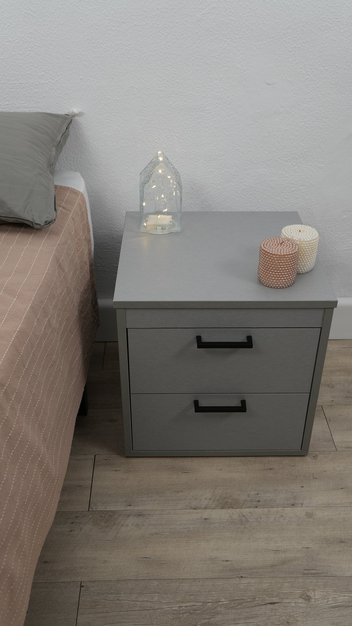 mesita moderna gris con sistema de apertura nfc y seguridad discreta