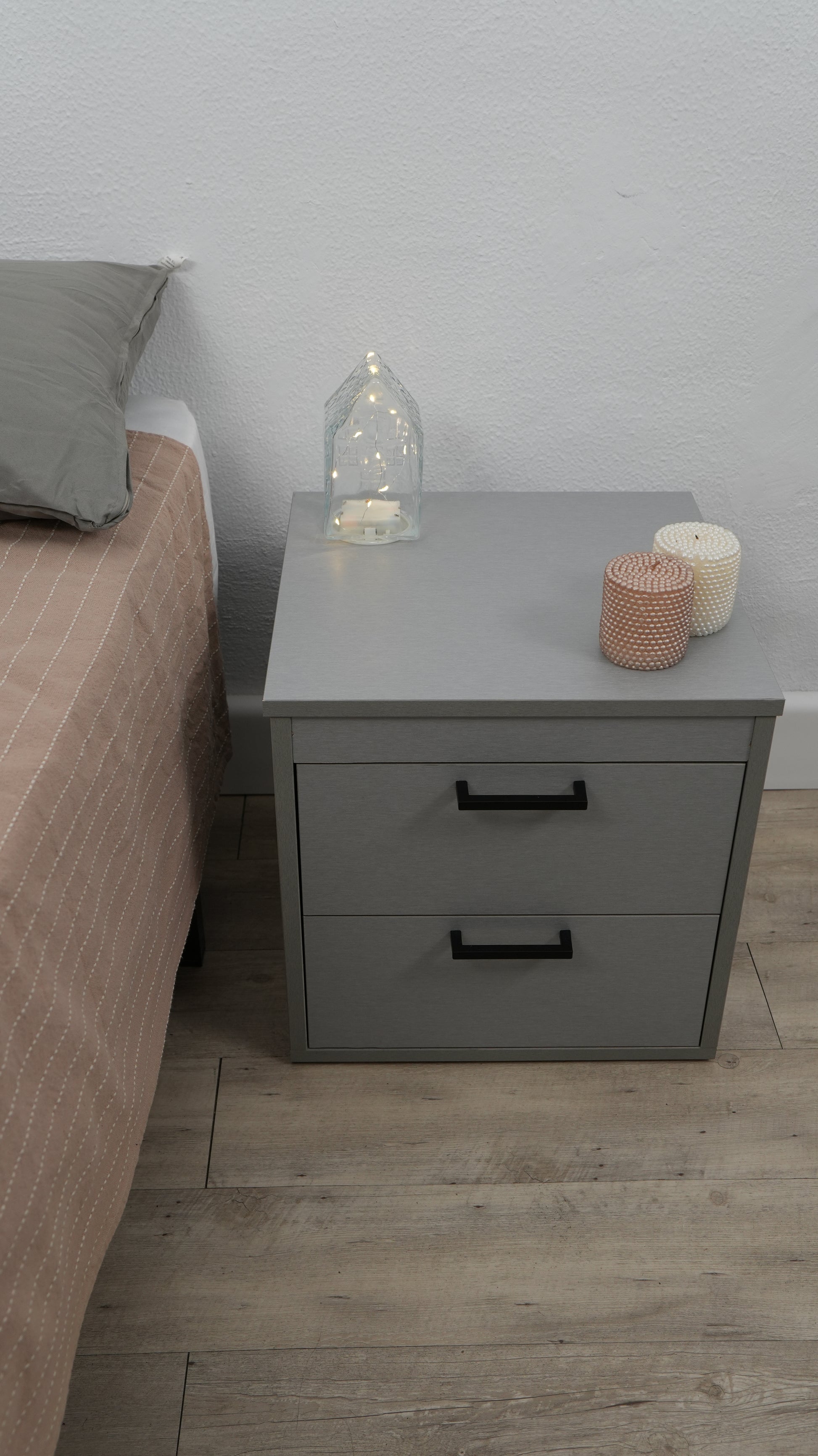 mesita moderna gris con sistema de apertura nfc y seguridad discreta