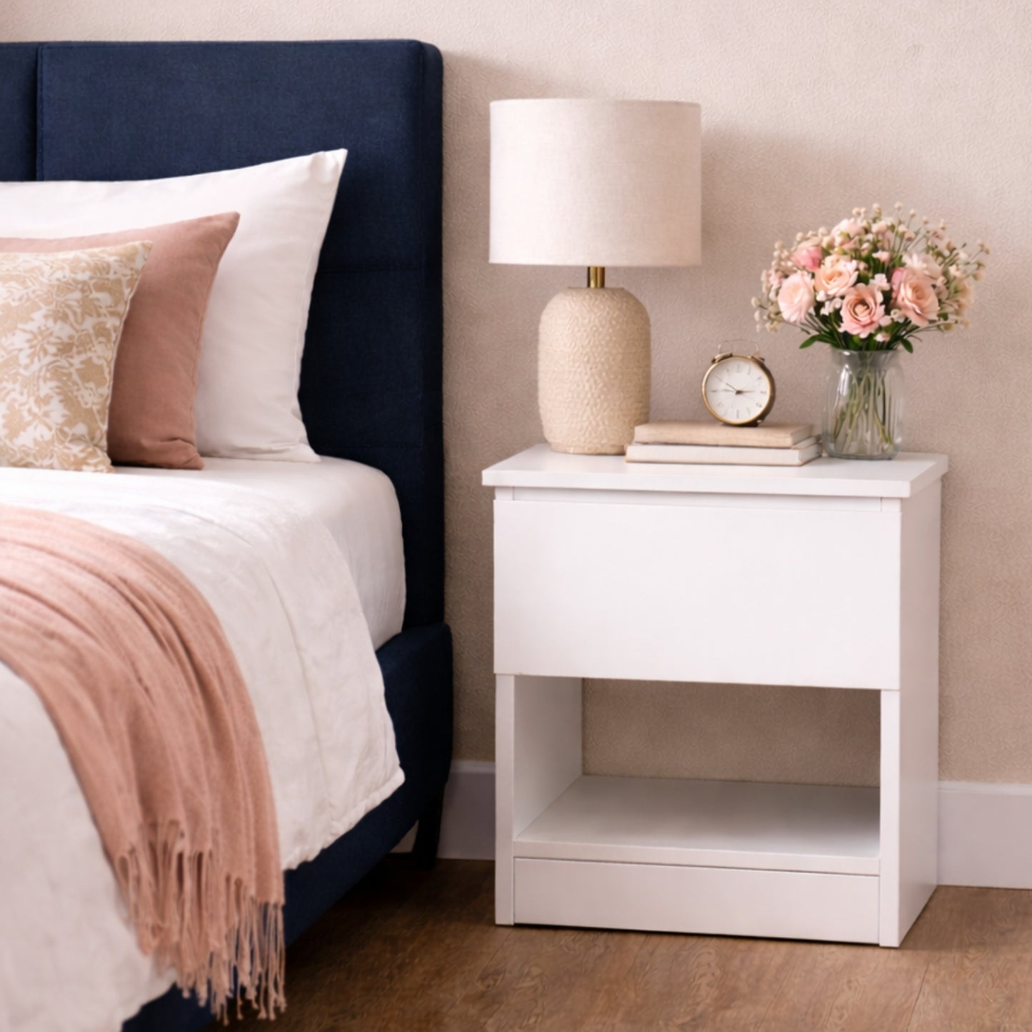 mesita de noche blanca con compartimento secreto en dormitorio moderno junto a cama con decoración elegante
