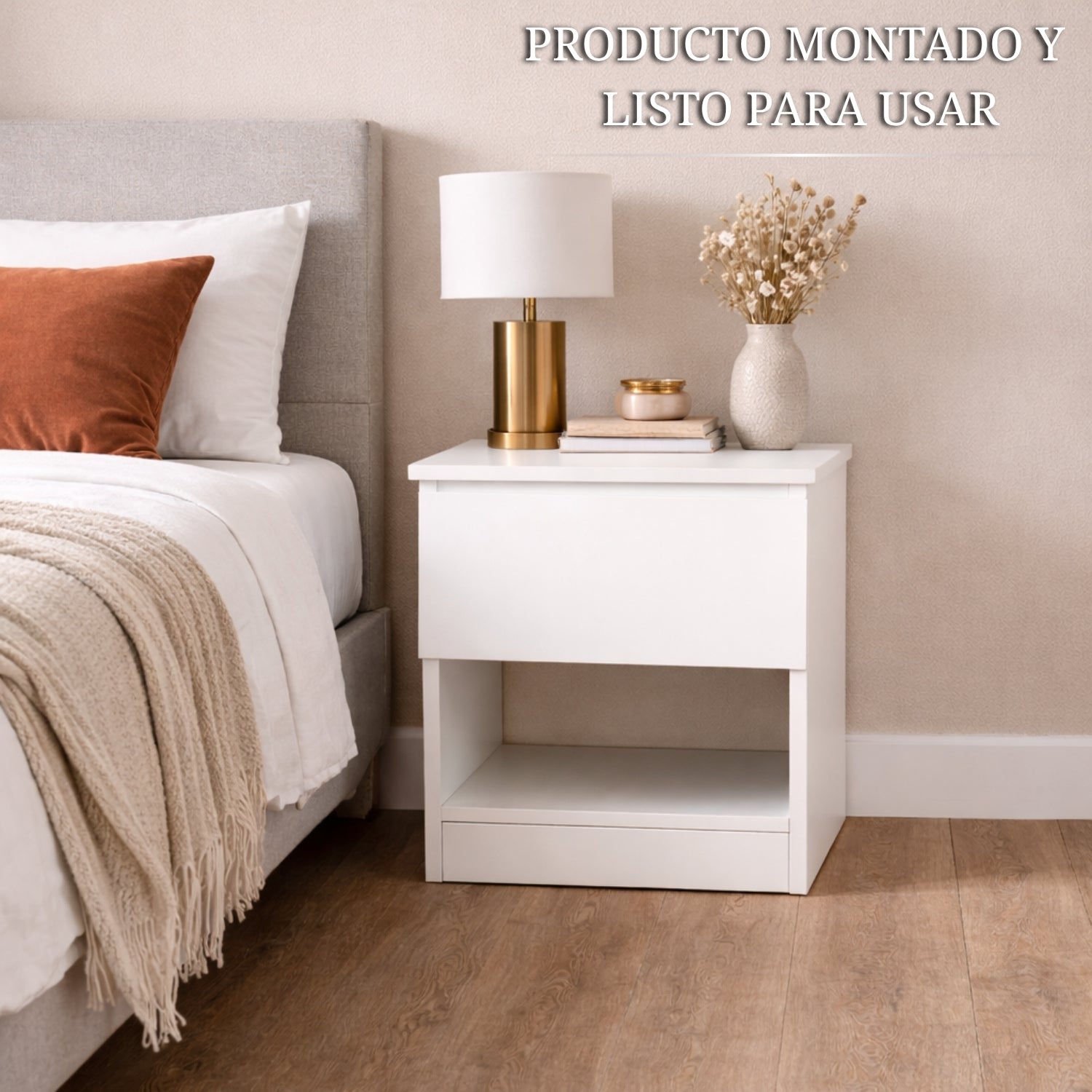 mesita de noche blanca con compartimento secreto montada y lista para usar en dormitorio moderno junto a cama