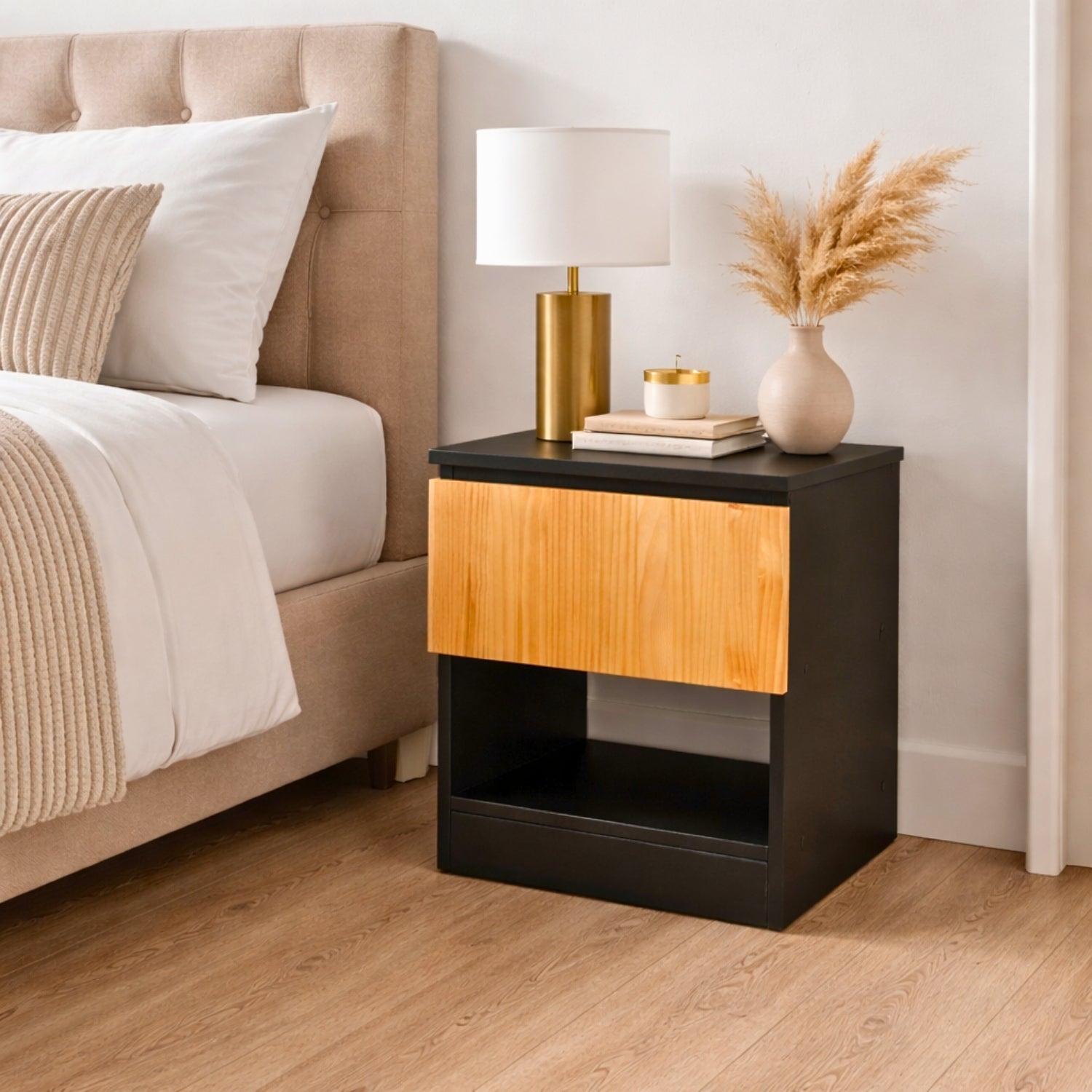 mesita de noche negra con frontal de madera y compartimento secreto en dormitorio moderno con diseño elegante y almacenamiento oculto