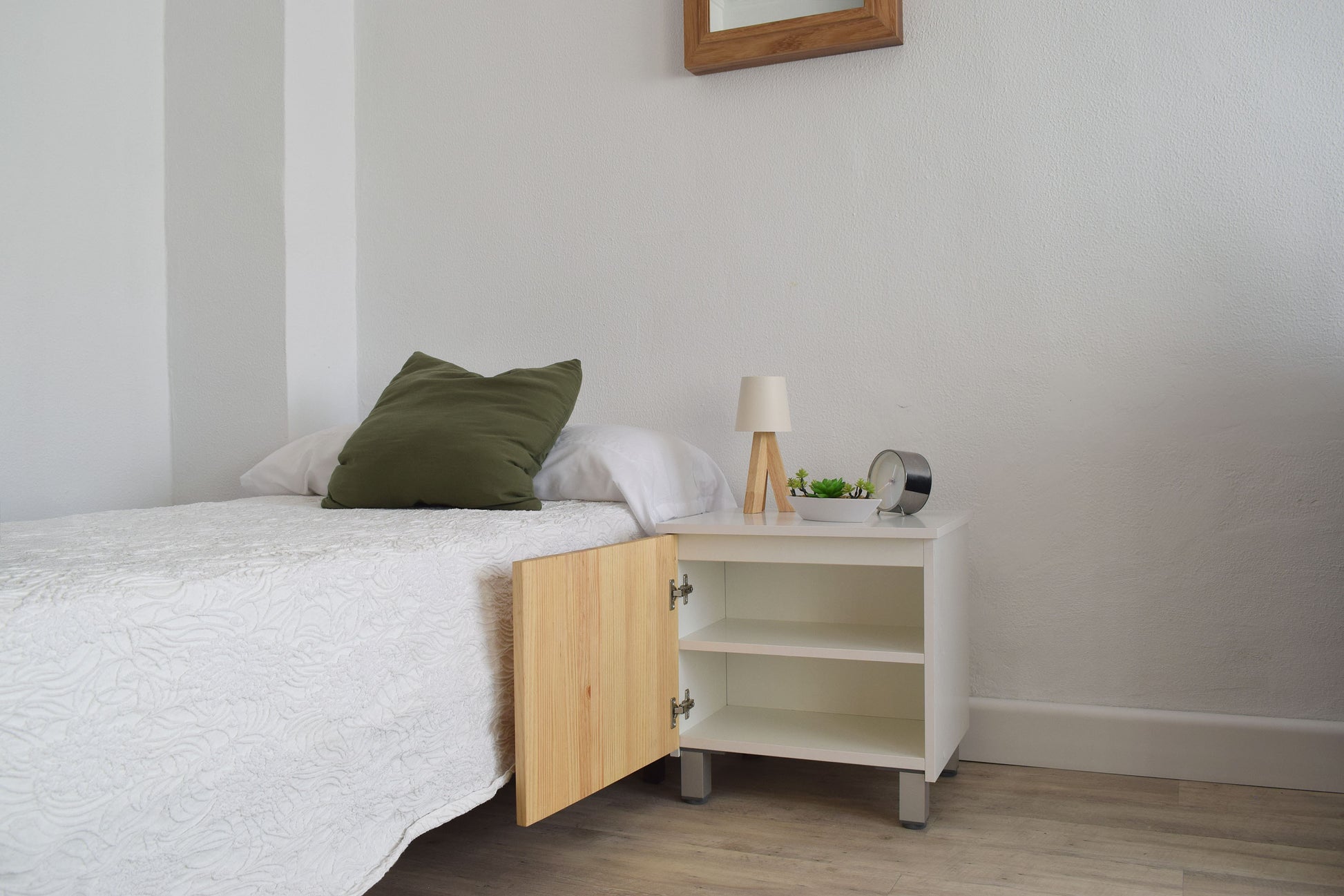 mesita de noche de seguridad con compartimento oculto Beetle Wood fabricado con líneas minimalistas puerta abierta con estantes visibles