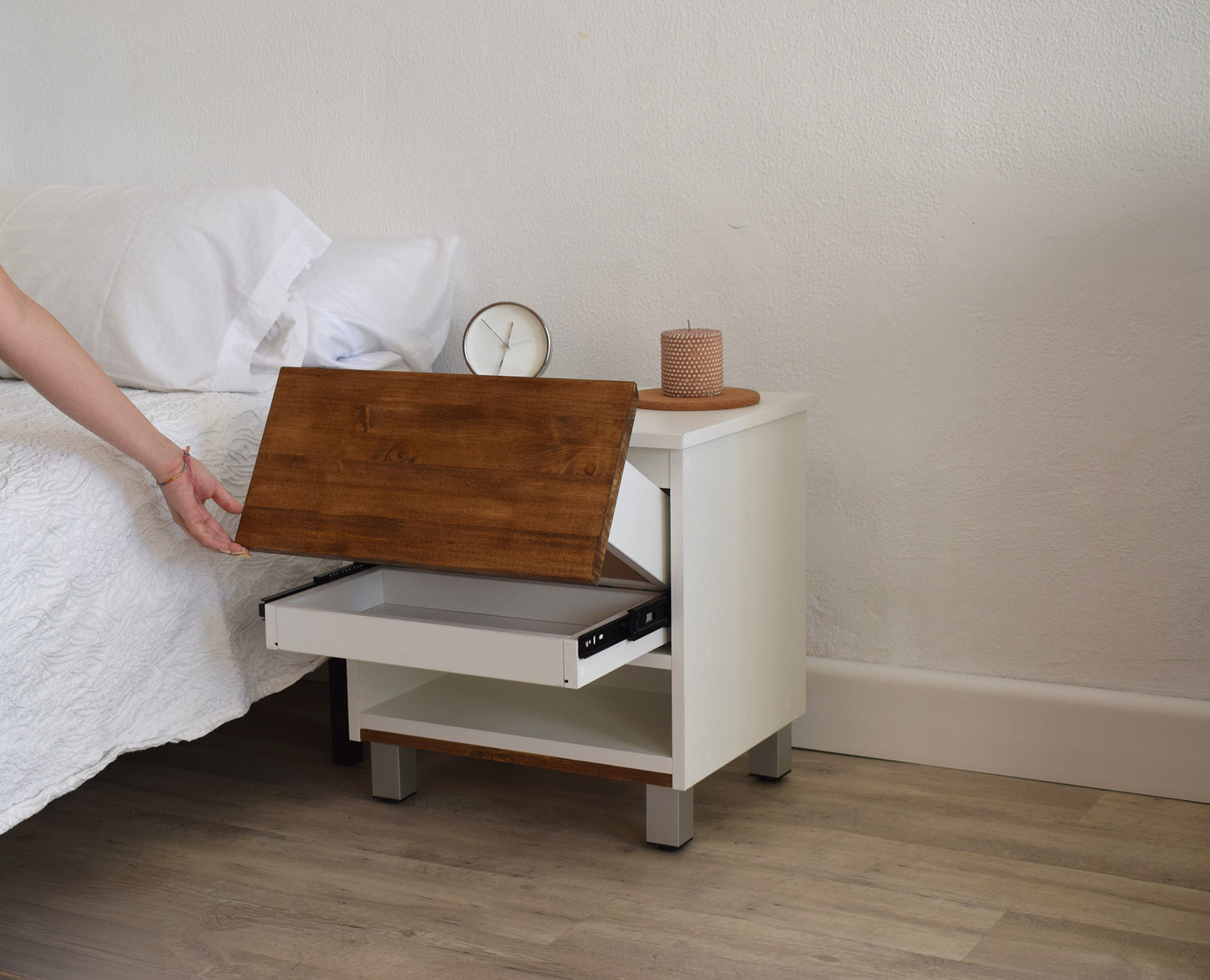 Vista lateral de mueble con compartimento oculto Beetle Wood de diseño limpio y discreto mano levantando compartimento oculto frontal