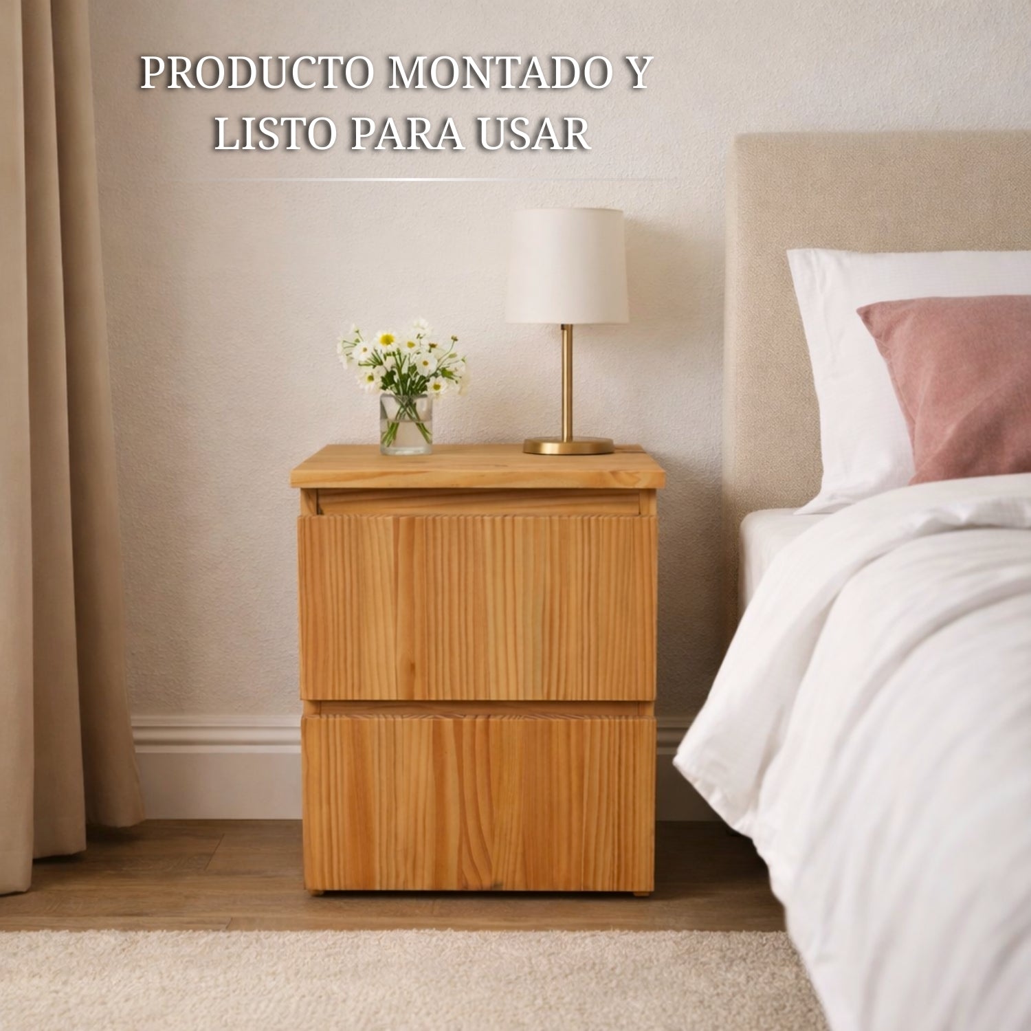 Mesita de noche de madera montada junto a cama lista para usar