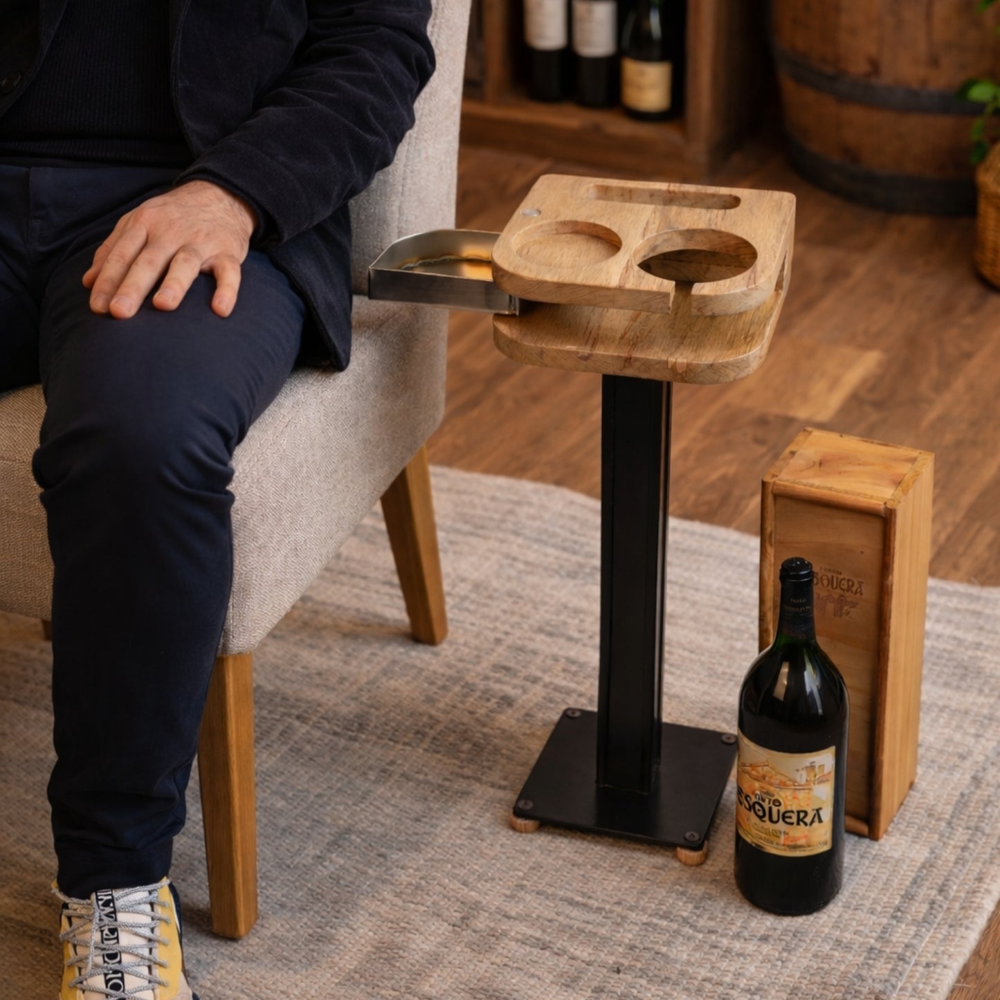 Mesa auxiliar con compartimento oculto junto a sillón, ideal para salón moderno