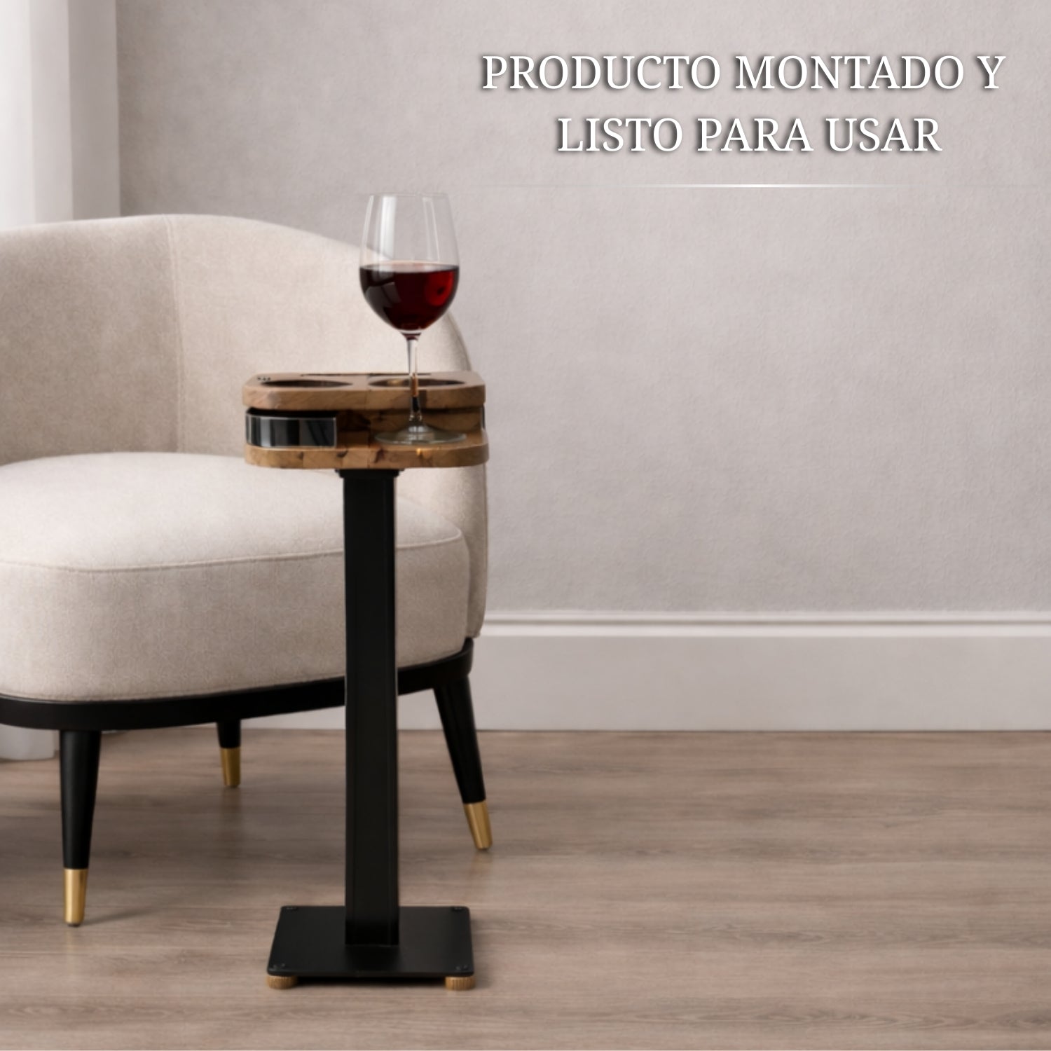 Mesa auxiliar con portavasos y compartimento secreto integrada junto a sillón, lista para usar