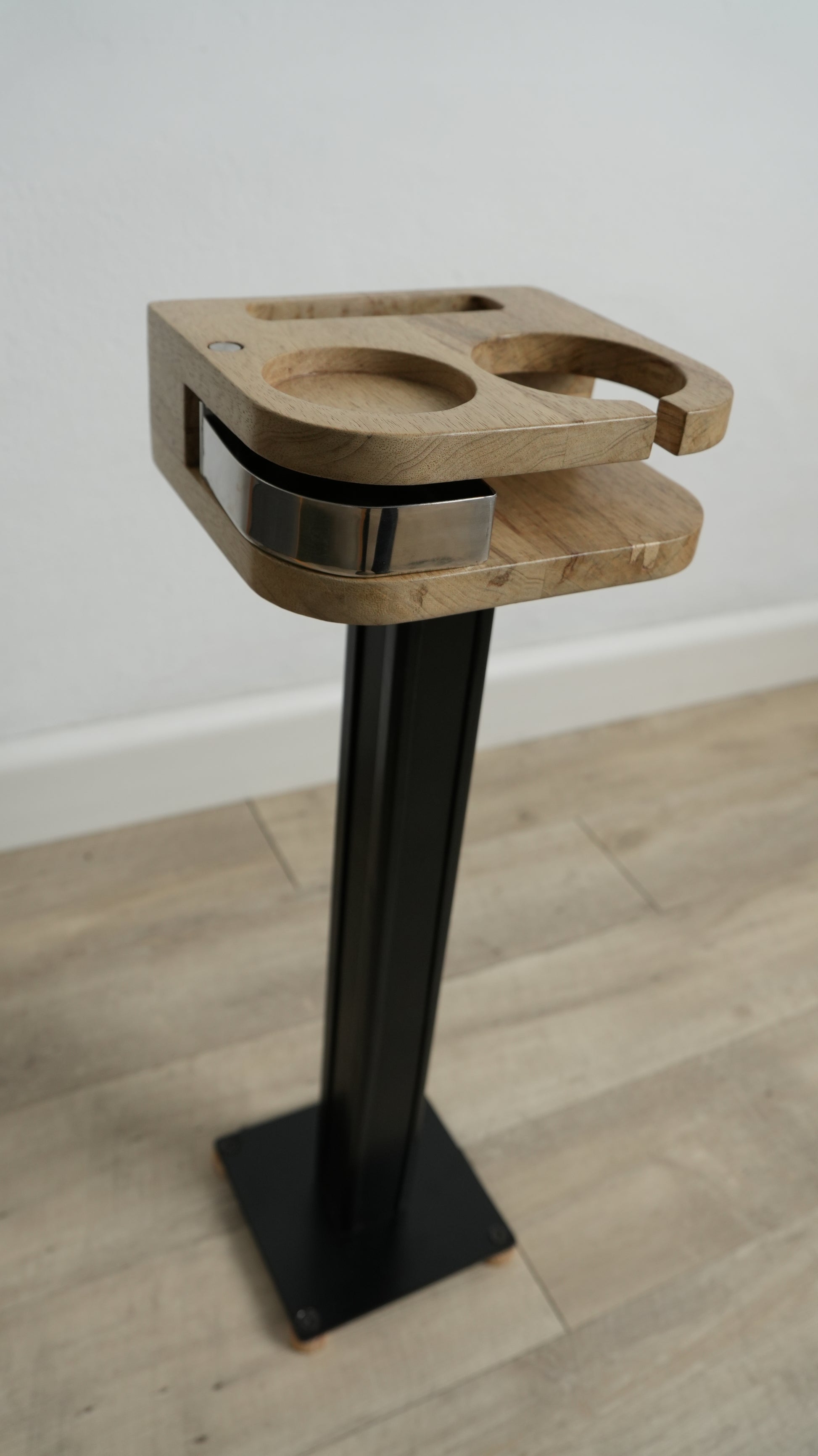 THE HIDDEN SIP mueble especial detalle especial madera y metal