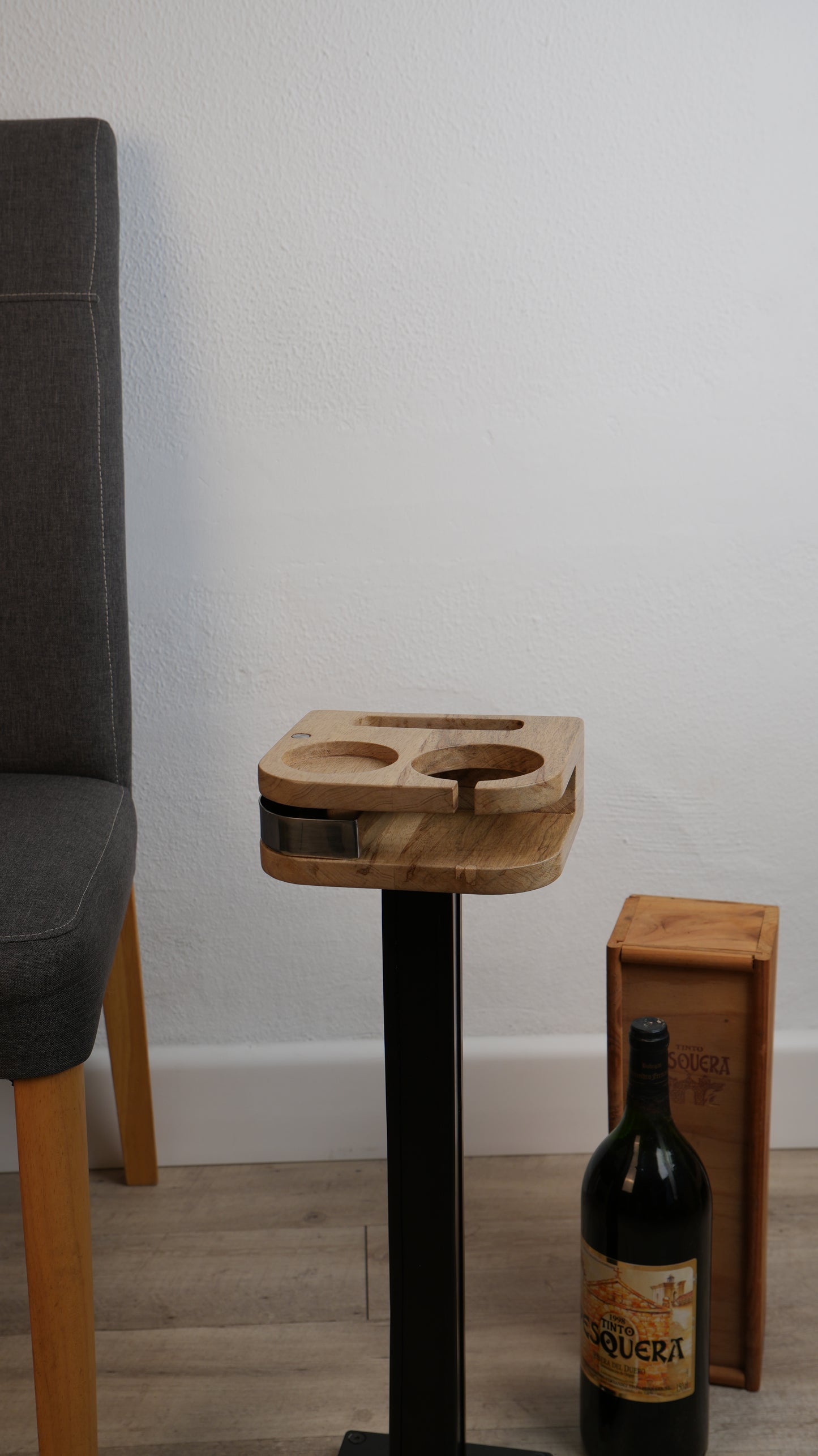 THE HIDDEN SIP mueble especial con silla al lado y decoracion