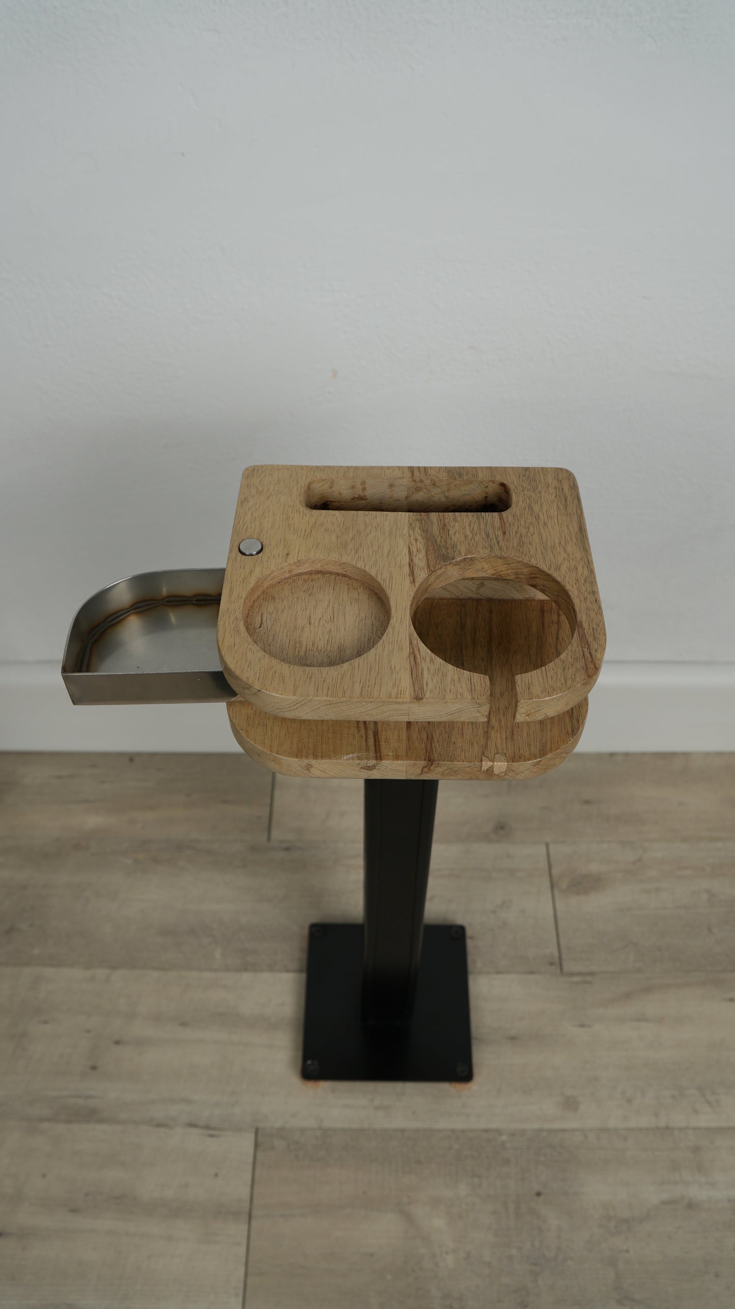 THE HIDDEN SIP mueble especial con cenicero abierto