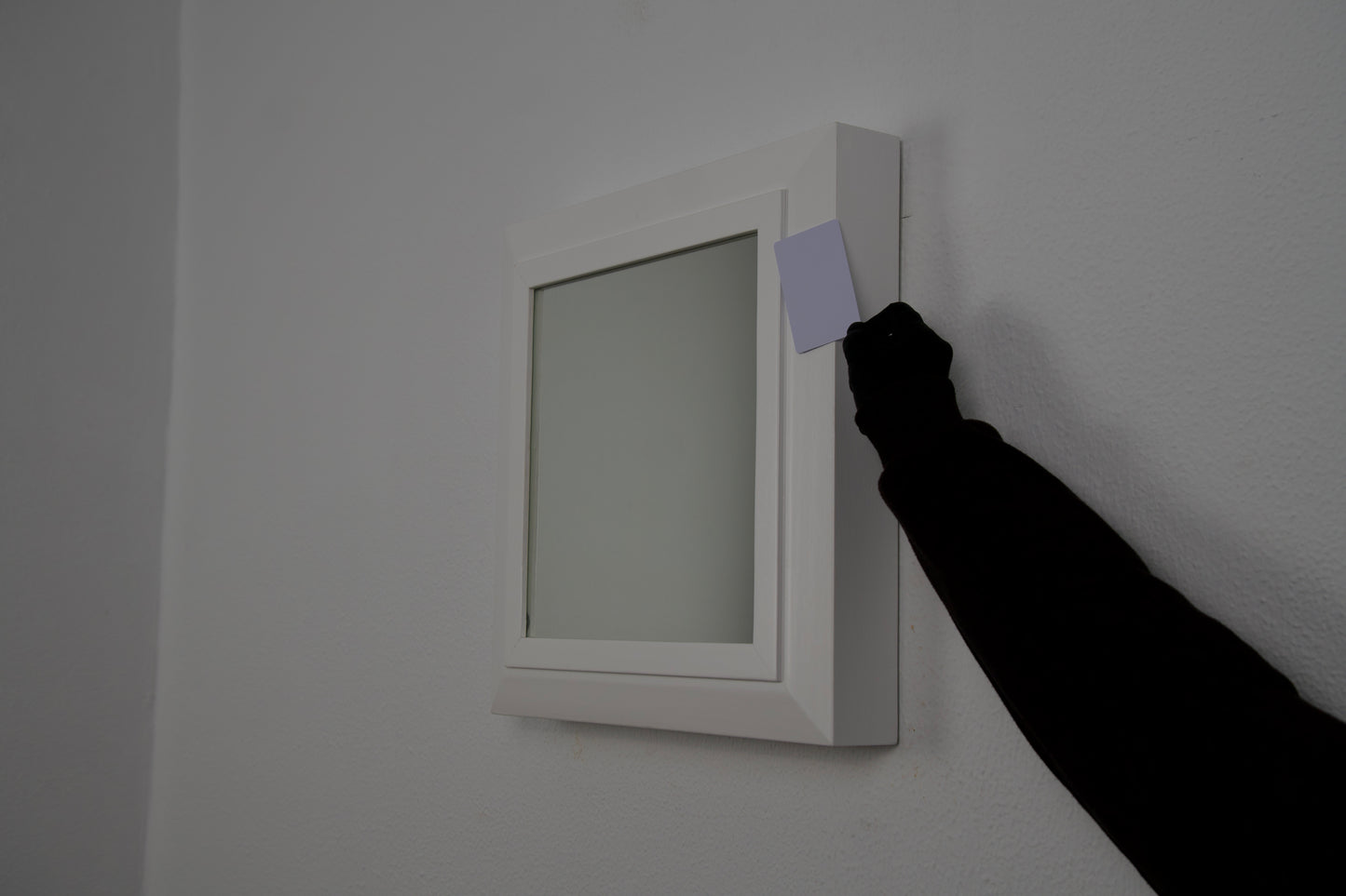 Espejo blanco con compartimento secreto y apertura RFID oculta para seguridad discreta Beetle Wood
