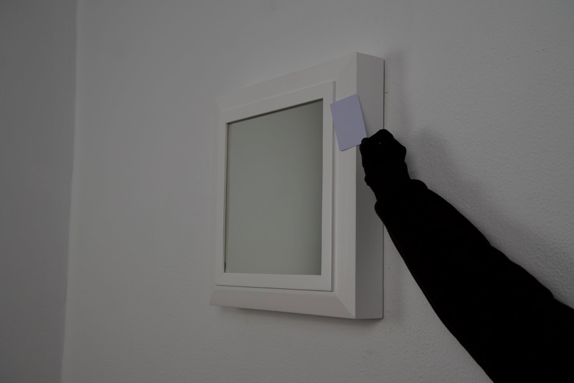 Espejo blanco con compartimento secreto y apertura RFID oculta para seguridad discreta Beetle Wood
