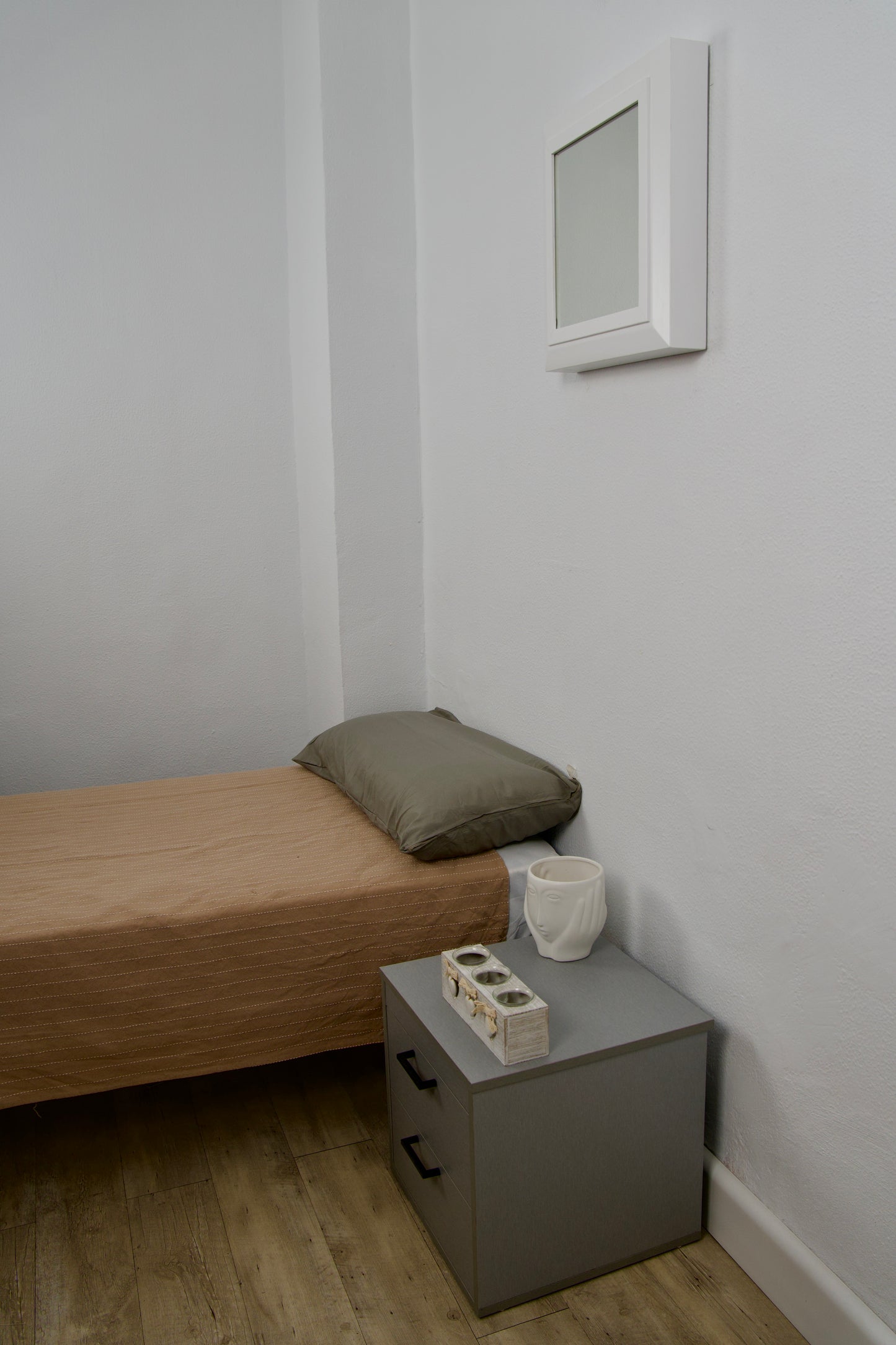 Espejo blanco y mesita con compartimento secreto y apertura RFID oculta para seguridad discreta Beetle Wood
